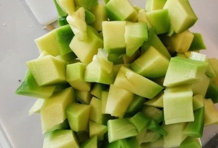 Фото шага рецепта Салат из авокадо с сыром и шафраном 152491 шаг 3  