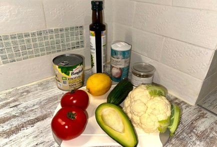 Фото шага рецепта Салат из цветной капусты с овощами и авокадо 175253 шаг 1  
