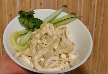 Салат с кальмарами, кукурузой и свежим огурцом: рецепт