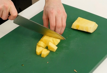 Фото шага рецепта Салат из копченой курицы с ананасом и соусом хойсин 124930 шаг 3  
