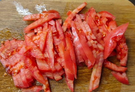Фото шага рецепта Салат из крабовых палочек с помидором 175165 шаг 6  