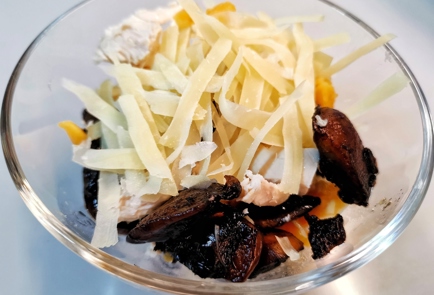 Фото шага рецепта Салат из курицы с ананасами грибами и сыром 46944 шаг 3  