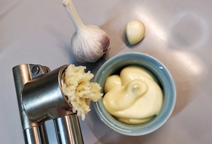 Фото шага рецепта Салат из курицы с ананасами грибами и сыром 46944 шаг 5  