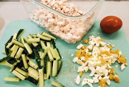 Фото шага рецепта Салат из курицы с ананасами и кукурузой 16805 шаг 1  