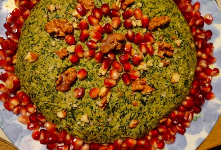 Фото шага рецепта Салат из курицы грецких орехов и зелени с гранатом 175280 шаг 19  