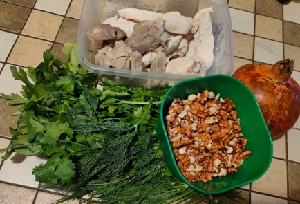 Фото шага рецепта Салат из курицы грецких орехов и зелени с гранатом 175280 шаг 5  