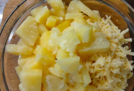 Фото шага рецепта Салат из курицы с ананасом и сыром 175133 шаг 10  