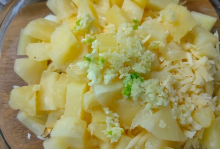 Фото шага рецепта Салат из курицы с ананасом и сыром 175133 шаг 13  