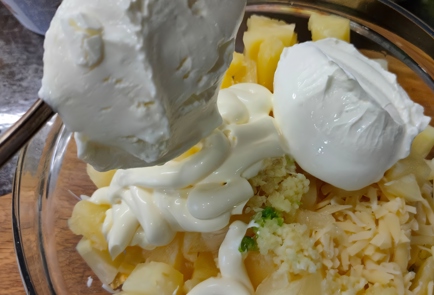 Фото шага рецепта Салат из курицы с ананасом и сыром 175133 шаг 14  