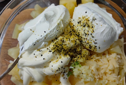 Фото шага рецепта Салат из курицы с ананасом и сыром 175133 шаг 15  