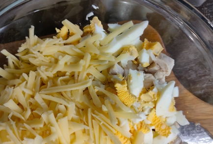 Фото шага рецепта Салат из курицы с ананасом и сыром 175133 шаг 9  