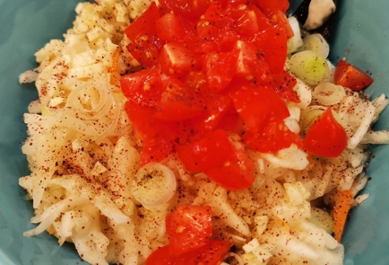 Фото шага рецепта Салат из квашеной капусты с помидором и луком 152388 шаг 2  