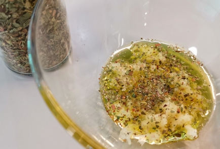 Фото шага рецепта Салат из квашеной капусты с пряными специями и базиликом 152678 шаг 2  