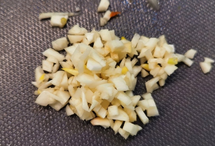 Фото шага рецепта Салат из квашеной капусты со свеклой и чесноком 153029 шаг 2  