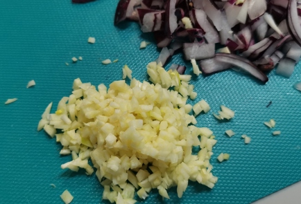 Фото шага рецепта Салат из квашеной капусты с маринованными огурцами 175403 шаг 3  