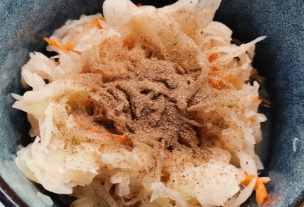 Фото шага рецепта Салат из квашеной капусты с маринованными огурцами 175403 шаг 7  