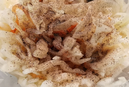 Фото шага рецепта Салат из квашеной капусты со свеклой 174441 шаг 6  