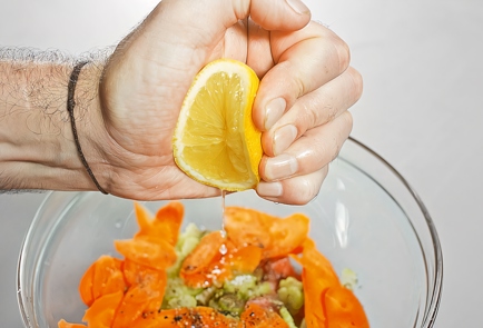 Фото шага рецепта Салат из лосося сельдерея и моркови 31111 шаг 4  