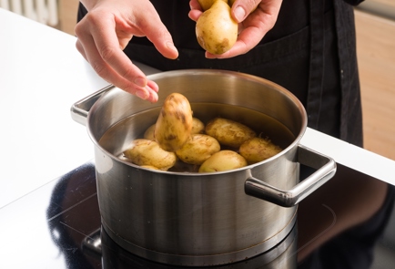 Фото шага рецепта Салат из молодой картошки с селедкой и медовогорчичным соусом 152406 шаг 1  