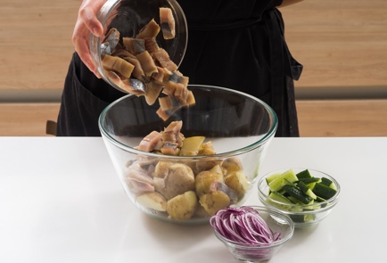 Фото шага рецепта Салат из молодой картошки с селедкой и медовогорчичным соусом 152406 шаг 8  