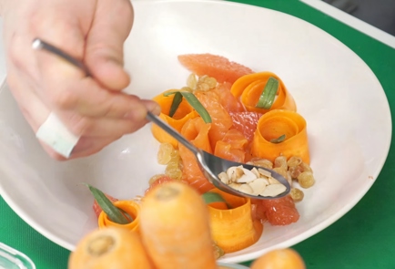 Фото шага рецепта Салат из моркови и миндаля со слабосоленым лососем 31961 шаг 3  