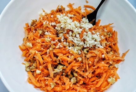 Фото шага рецепта Салат из моркови с грецким орехом 140020 шаг 11  