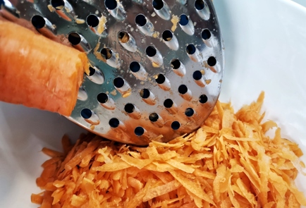 Фото шага рецепта Салат из моркови с грецким орехом 140020 шаг 4  