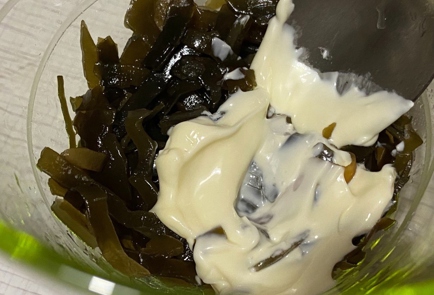 Фото шага рецепта Салат из морской капусты с крабовыми палочками 175471 шаг 5  