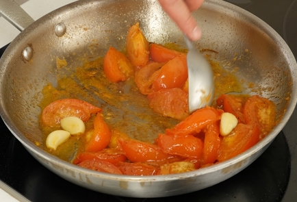 Фото шага рецепта Салат из обжаренных помидоров с йогуртом 93024 шаг 2  