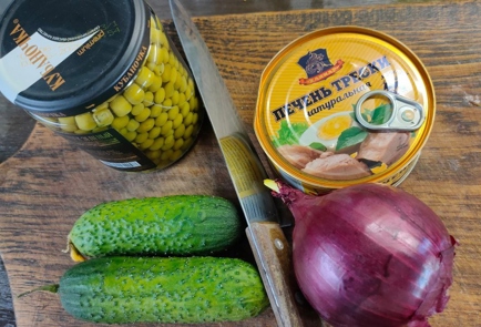 Фото шага рецепта Салат из печени трески с зеленым горошком луком и огурцом 175890 шаг 1  