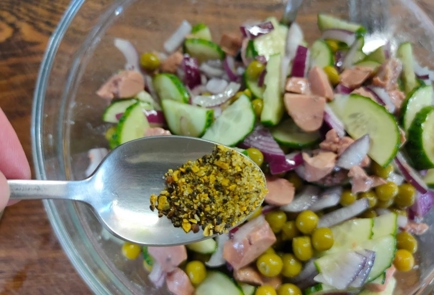 Фото шага рецепта Салат из печени трески с зеленым горошком луком и огурцом 175890 шаг 11  