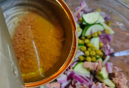 Фото шага рецепта Салат из печени трески с зеленым горошком луком и огурцом 175890 шаг 12  