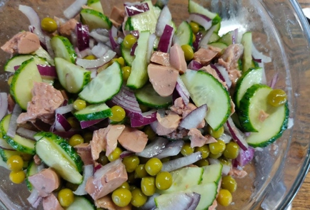 Фото шага рецепта Салат из печени трески с зеленым горошком луком и огурцом 175890 шаг 13  