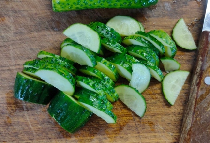 Фото шага рецепта Салат из печени трески с зеленым горошком луком и огурцом 175890 шаг 3  