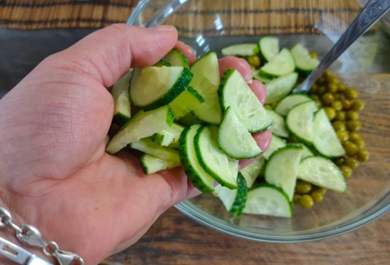 Фото шага рецепта Салат из печени трески с зеленым горошком луком и огурцом 175890 шаг 4  