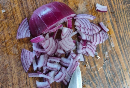 Фото шага рецепта Салат из печени трески с зеленым горошком луком и огурцом 175890 шаг 5  