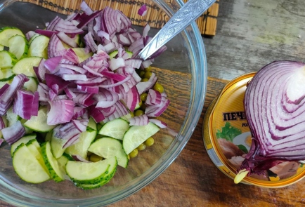 Фото шага рецепта Салат из печени трески с зеленым горошком луком и огурцом 175890 шаг 6  