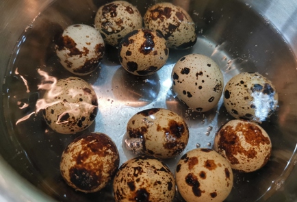 Фото шага рецепта Салат из перепелиных яиц и лисичек 152744 шаг 1  