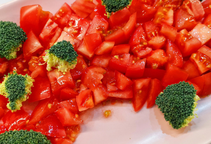 Фото шага рецепта Салат из помидоров и брокколи с бурратой 151971 шаг 2  