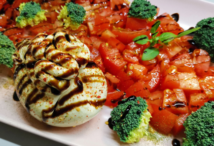 Фото шага рецепта Салат из помидоров и брокколи с бурратой 151971 шаг 5  