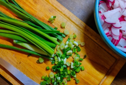 Фото шага рецепта Салат из редиса и зеленого лука со сметаной 176015 шаг 6  