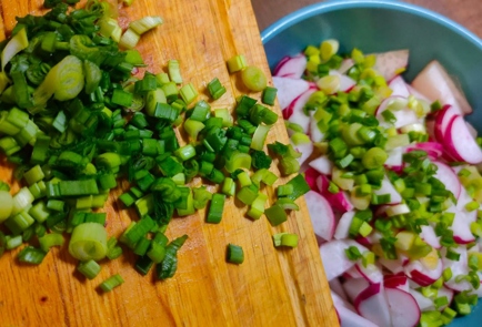 Фото шага рецепта Салат из редиса и зеленого лука со сметаной 176015 шаг 7  