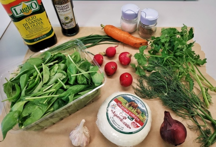 Фото шага рецепта Салат из шпината с адыгейским сыром 140423 шаг 1  