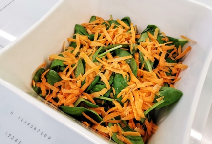 Фото шага рецепта Салат из шпината с адыгейским сыром 140423 шаг 4  