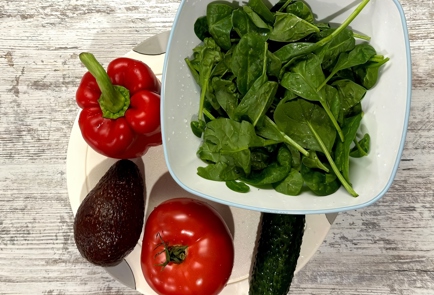 Фото шага рецепта Салат из шпината с овощами и авокадо с медовой заправкой 175250 шаг 1  