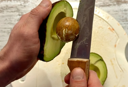 Фото шага рецепта Салат из шпината с овощами и авокадо с медовой заправкой 175250 шаг 10  