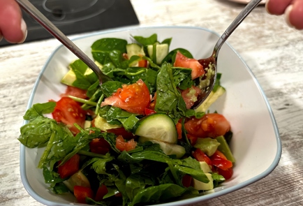 Фото шага рецепта Салат из шпината с овощами и авокадо с медовой заправкой 175250 шаг 13  