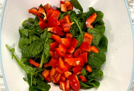 Фото шага рецепта Салат из шпината с овощами и авокадо с медовой заправкой 175250 шаг 6  