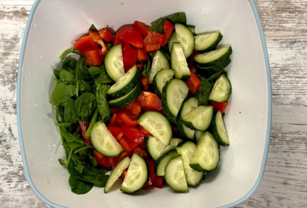 Фото шага рецепта Салат из шпината с овощами и авокадо с медовой заправкой 175250 шаг 9  