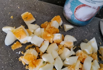 Фото шага рецепта Салат из яиц с вялеными томатами 173707 шаг 6  